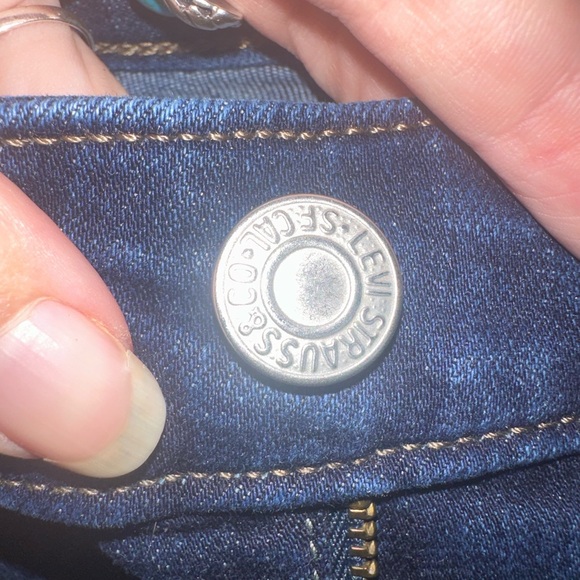 High Rise Bootcut Levi’s - Picture 4 of 7